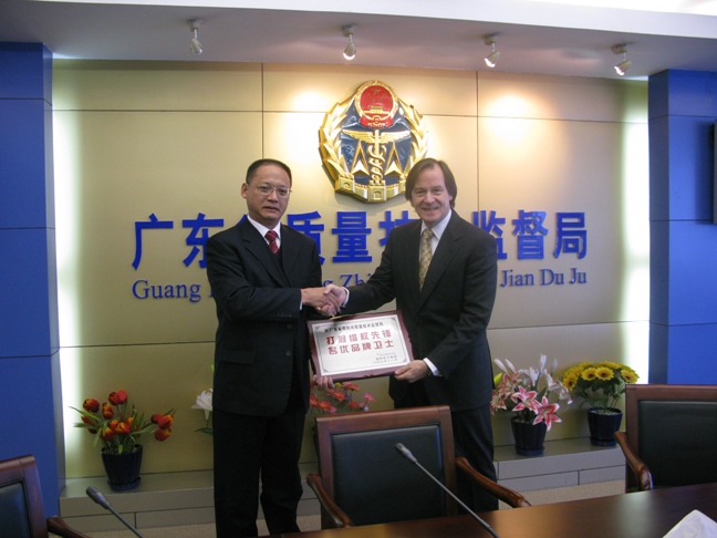 泰科电子副总裁Driscoll A. Nina先生向广东质监局赠送感谢牌匾 
