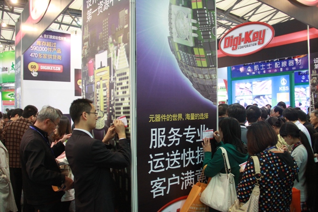 图2 桌前均是排队人群,观众靠墙填写Digi-Key小卡片