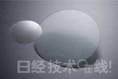 GaN晶圆。左为2英寸产品,右为4英寸产品