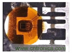 图2:对于车用级R2Coupler产品如ACPL-M43T光电耦合器,Avago使用双线强化关键功能连接