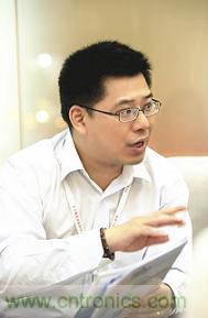 图 赫连德亚太区有限公司客户经理王志民介绍在线与线下结合的服务
