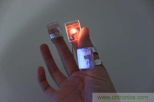 LED多点触控手套DIY：把各部分焊接起来，测试