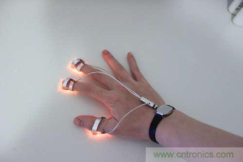 LED多点触控手套DIY：把各部分焊接起来，测试