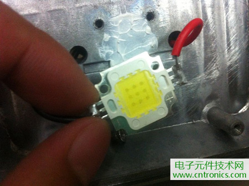 【拆解】9.9包邮10W LED射灯电源拆解改造篇