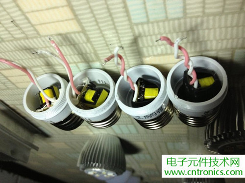 两款LED灯泡拆解对比