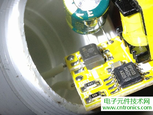 两款LED灯泡拆解对比