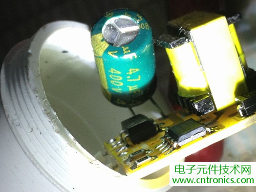 两款LED灯泡拆解对比