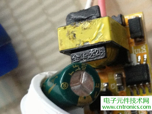 两款LED灯泡拆解对比