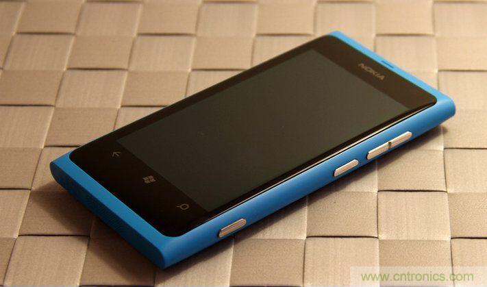 拆解诺基亚Lumia800,做工依旧精细!