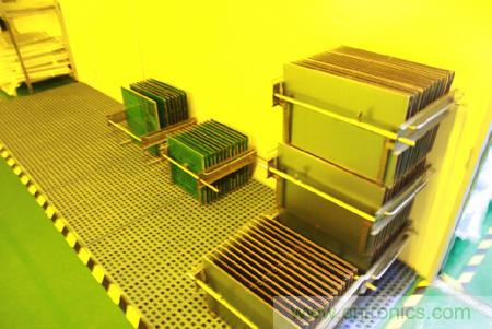 PCB板整齐地码放在一起