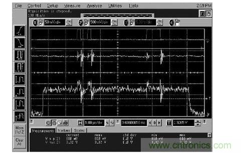 在此示波器照片中，最上面的波形取自JP1(到数字电位器的数字码)，第二个波形取自JP5(相邻模拟走线上的噪声)，最下面的波形取自TP10(16位D/A转换器输出端的噪声)。