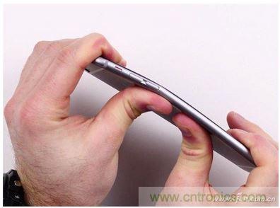 变弯的iPhone 6吓坏了不少小朋友