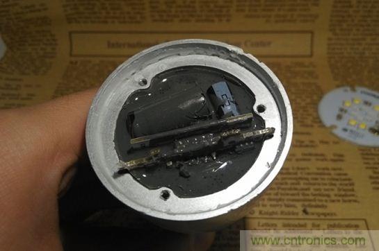 拆解分析:两款蓝牙LED智能灯泡大比拼