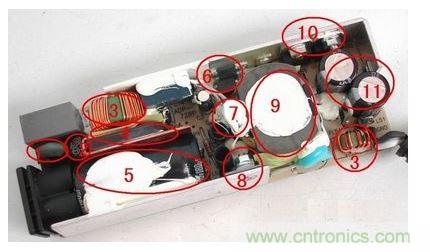 电源适配器的构造 6 1. 压敏电阻,其功能是当外界电压过高时,压敏电阻阻值迅速变得很小,与压敏电阻串联的保险丝被熔断,从而保护其他电路不被烧坏。 2. 保险丝,规格为2.5A/250V,当电路中的电流过大时,保险丝会熔断以保护其他元件。 3. 电感线圈(又称扼流圈),主要功能是降低电磁干扰。 4. 整流桥,规格为D3SB,作用是把220V交流电变为直流电。 5. 滤波电容,规格为180μF/400V,作用是滤除直流电中的交流纹波,使电路工作更可靠。 6. 运放IC(集成电路),保护电路、电压调节的重要组成部分。 7. 温度探头,用于探测电源适配器的内部温度,当温度高于某一设定值时(不同品牌的电源适配器,其设定的温度阀值略有不同),保护电路会切断适配器的电压输出,从而保护适配器不受损坏。 8. 大功率开关管,是开关电源中的核心元件之一,开关电源能“一开一关”地工作,开关管功不可没。 9. 开关变压器,开关电源中的核心元件之一。 10. 次级整流管,功能是把低压交流电变为低压直流电。在IBM的电源适配器中,整流管往往是由两个大功率并联工作的,以获得较大的电流输出。 11. 次级滤波电容,规格为820μF/ 25V,共有两个,起滤除低压直流电中的纹波的作用。 除上述元件外,电路板上还有可调电位器及其他阻容元件。