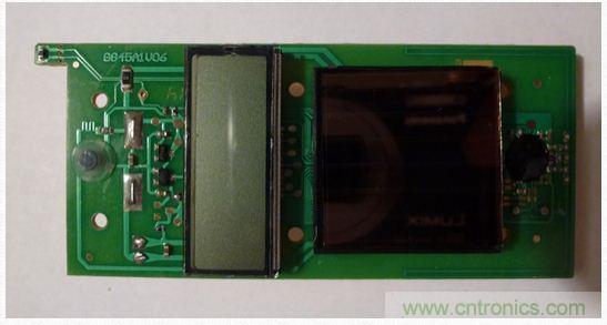 图5:移开电池后的PCB另一面。
