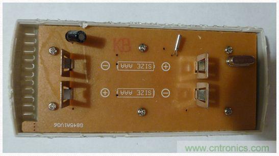 图4:移开电池后的PCB同一面。