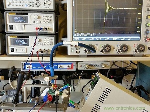 图3：用于DC/DC转换器的完整仪器设置展示。测试板输入电压调节至12V，栅极驱动调节器供电电压为7V。右下方显示了负载，Keysight 90000-X示波器、Teledyne Lecroy PP066传输线探头和Huber Suhner Sucoflex 100电缆等也都可以在图上看见。