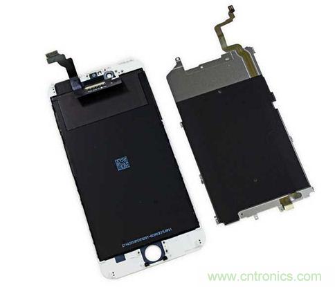 iPhone 6 Plus搭载的高清LED屏幕尺寸为5.5英寸，像素密度为401ppi，并采用了IPS（平面转换）技术。（来源：iFixit）