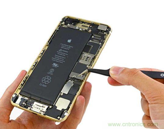 与iPhone 5S相比，电池尺寸更大，电池效率提高了16%。整部手机看起来就像一件艺术品，但看不到太多的内部构造。（来源：iFixit）