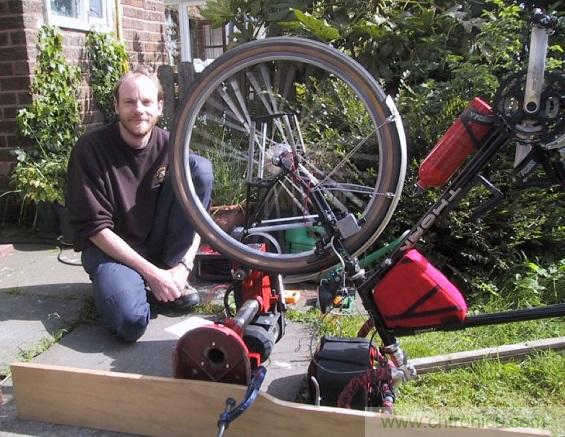 图5：Mark McLean与他利用脚踏车发电的充电设备Multi-Charger。