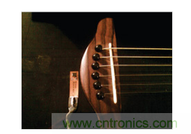  安装到Fender Stratacoustic吉它上的加速度计。