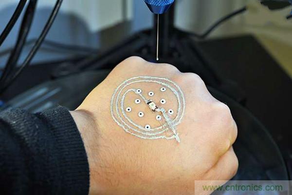 皮肤上首次3D打印出电子芯片：可作为临时传感器