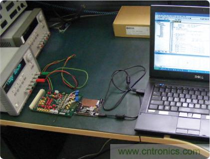 ADuC7026提供可编程电压，用于评估多电源系统