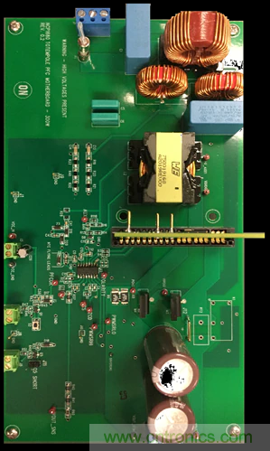 业界首款智能混合信号无桥图腾柱 PFC 控制器解决 AC-DC 电源能效挑战