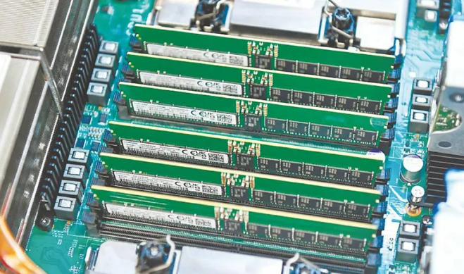  智能汽车新危机：AI抢走产能，车载DRAM明年起可能价格翻倍