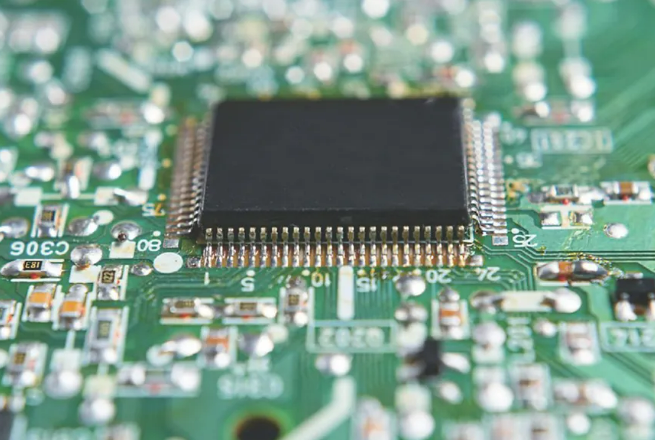 存储芯片“超级周期”将至！供需失衡催化模组厂目标价跳涨