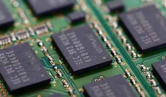 DDR4供应告急：全球厂商转向DDR5/HBM，DRAM价格飙升