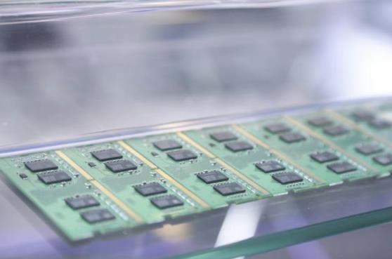 DDR4市场突变！南亚科暂停报价释放涨价信号