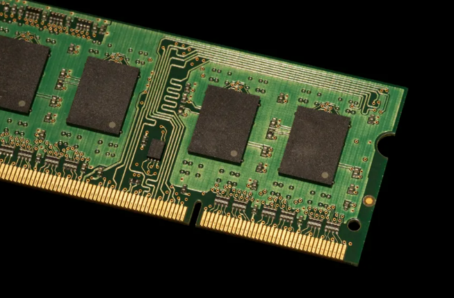 年增1845%！DDR4价格“史诗级”倒挂DDR5，车载DRAM缺口已现